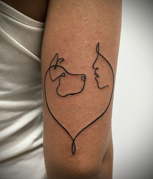 Tatuaje un trazo amor perro De La Rocha Tattoo en Cartagena