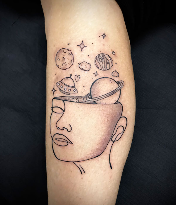 Tatuaje un trazo cabeza y planetas De La Rocha Tattoo en Cartagena