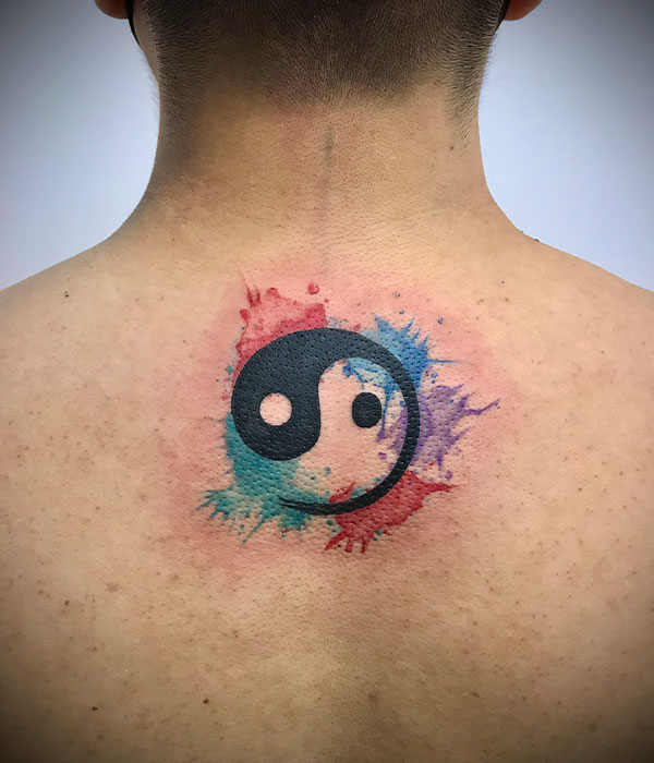 Tatuaje jin jan con acuarela color en estudio en Cartagena, Murcia