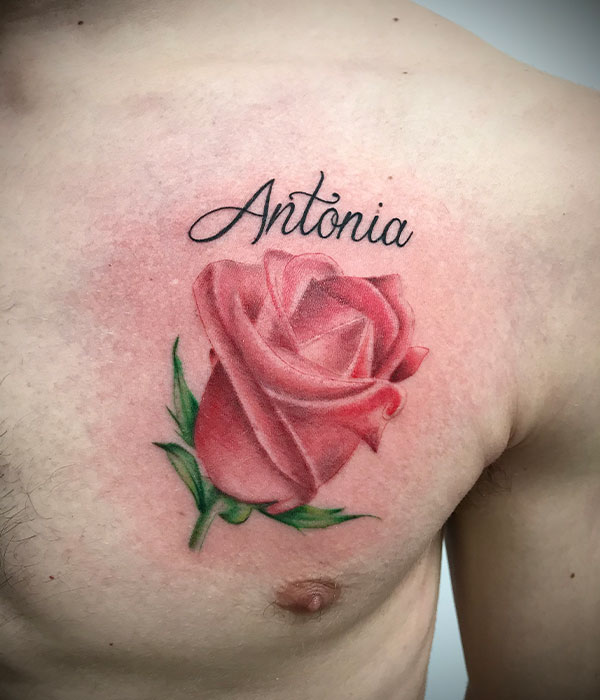 Tatuaje rosa+nombre a color en el pecho en estudio de tattoo en Cartagena, Murcia