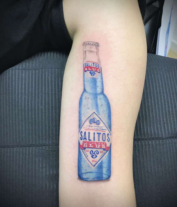 Tatuaje botella cerveza a color estudio De La Rocha Tattoo Cartagena