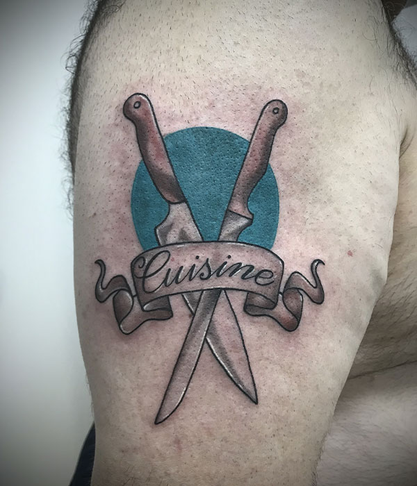 Tatuaje en brazo cuchillos cousine De La Rocha Tattoo Cartagena