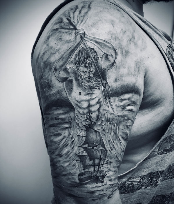 Tatuaje en brazo de Poseidon en blanco y negro por tatuador profesional en Cartagena, Murcia