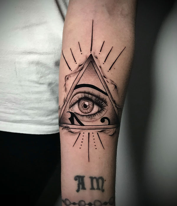 Tatuaje antebrazo triángulo ojo en estudio de tatuajes Cartagena