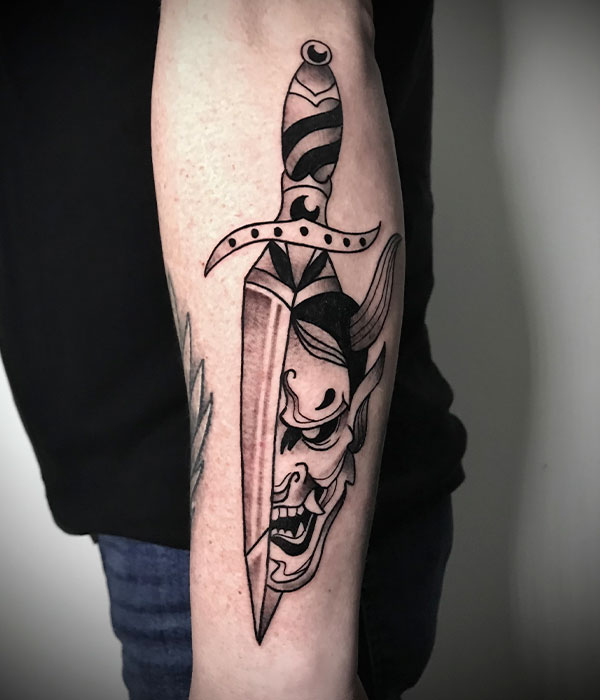 Tatuaje brazo cuchillo demonio en Cartagena estudio