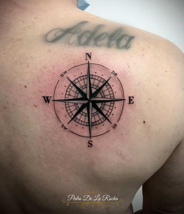 Tatuaje espalda hombro brújula Cartagena tatuador