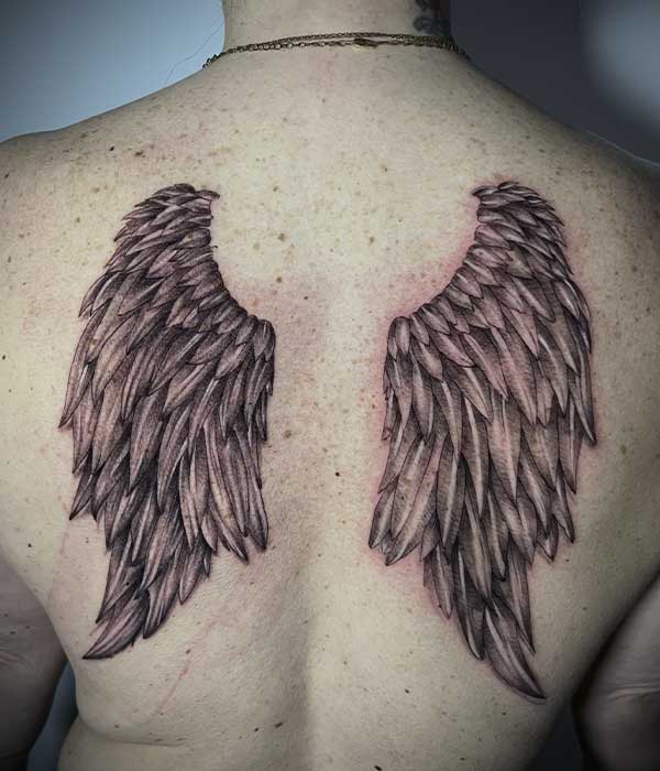 Tatuaje alas espalda plumas De La Rocha Tattoo Cartagena