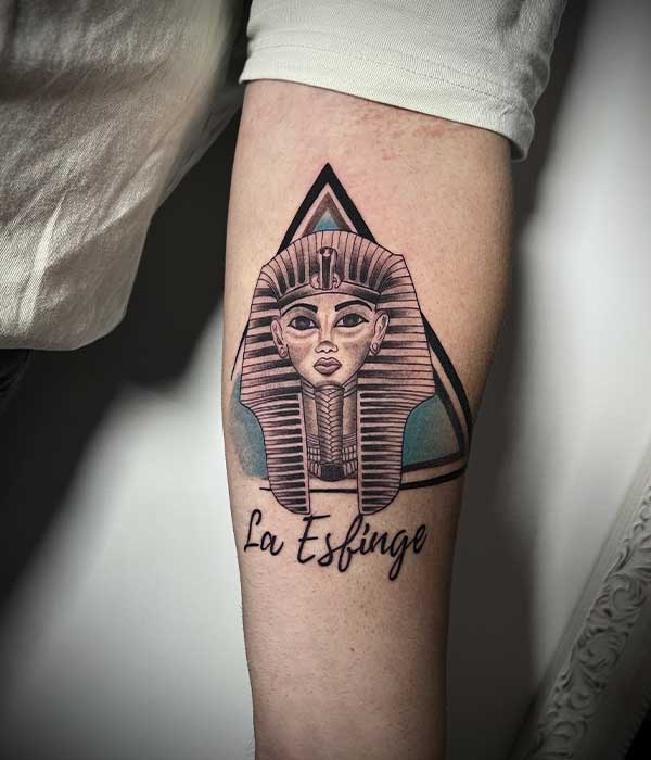 Tatuaje antebrazo esfinge a color De La Rocha Tattoo Cartagena, Murcia