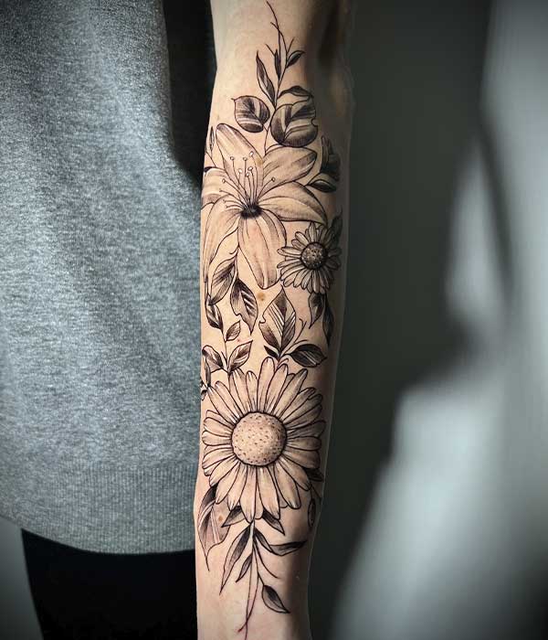 Tatuaje brazo flores blanco y negro De La Rocha Tattoo Cartagena, Murcia