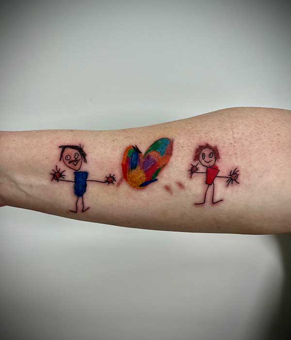 Tatuaje dibujo infantil en el antebrazo por De la Rocha Tattoo en Murcia