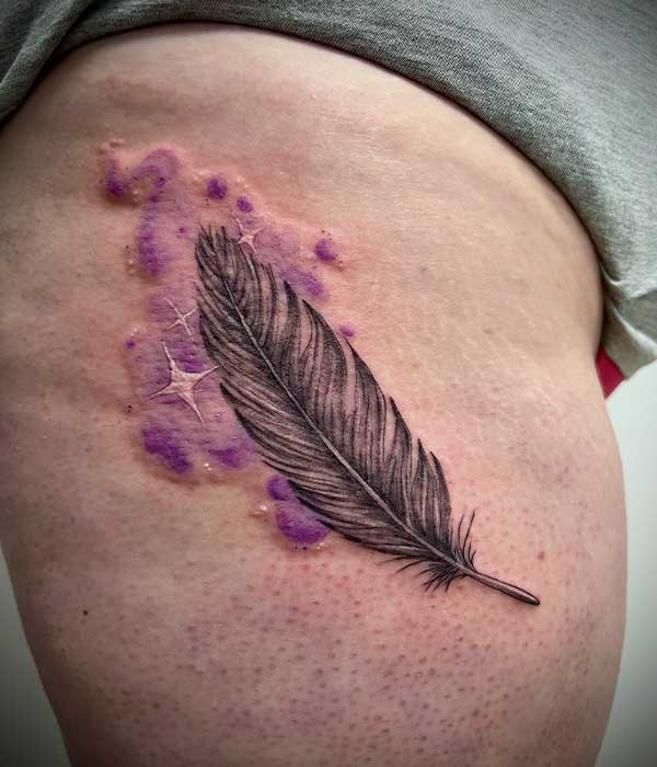 Tatuaje pluma, estrella y humo a color en De la Rocha Tattoo Cartagena, Murcia