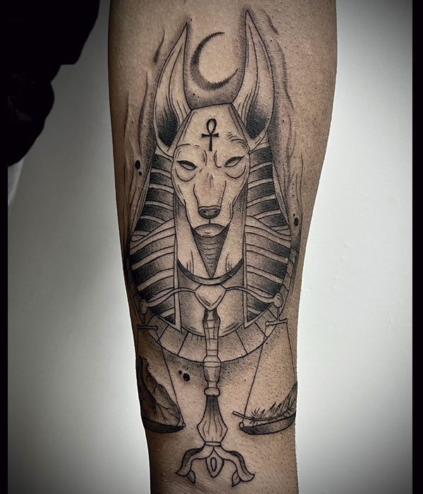 Tatuaje faraón egipcio con el simbolo de la balanza, negro en el brazo. De la Rocha Tattoo Cartagena, Murcia