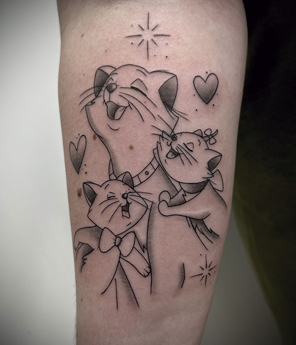 Tatuaje minimilasta de la familia de los Aristogatos en negro con líneas muy finas.De la Rocha Tattoo Cartagena, Murcia