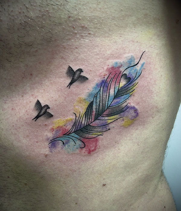 Tatuaje golondrinas, pluma y humo a color en De la Rocha Tattoo Cartagena, Murcia